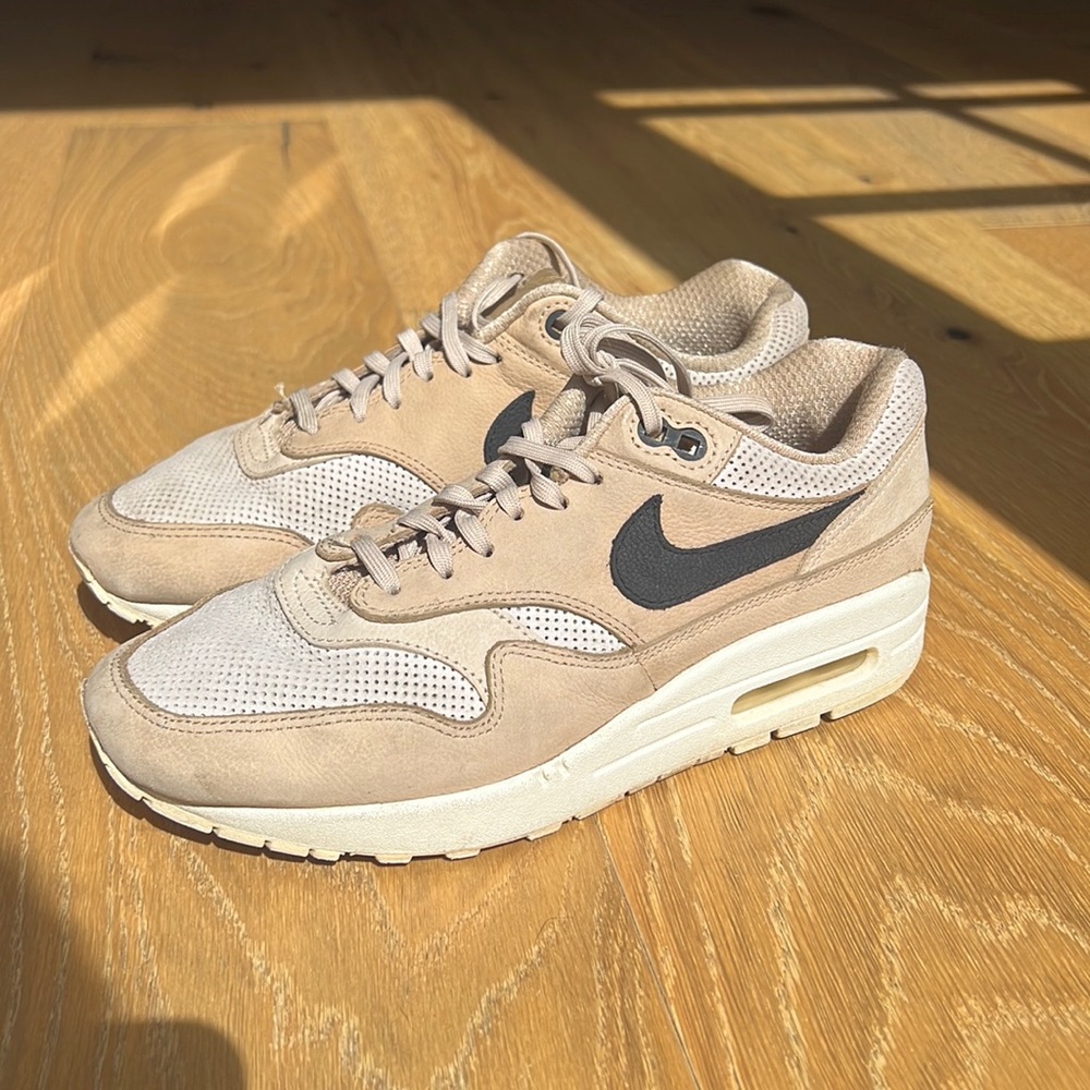 Nike Air Max 90 Woman’s Size 7.5 Beige/Black/ White